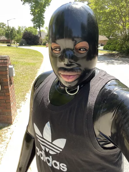 I must say I spend the last 3 days in full rubber and mixing and matching clothes and colors but being in full Rubber in good AC be freezing me lol so I took a walk around the neighborhood