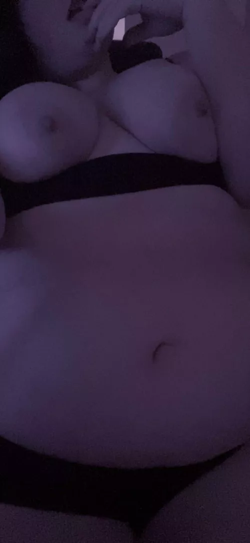 I need belly rubs and orgasms 🖤🖤😈😈