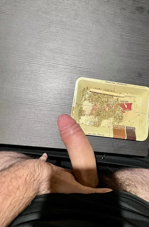 I roll fat blunts but I pro(m)ise I have a fatter cock. Big hands help with both 😉