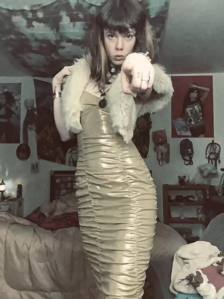 I spy with my Perfect eye the shrimp-dick loser who’s going to be my next plaything 😈 I know you’re desperate to find out all the scandalous ways I can make you Melt… so look in the comments to begin your addiction 😼💋 [selling]