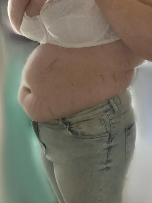 I swear this is my empty belly, still bloated from yesterday and wearing jeans 5 sizes too small,,,,
