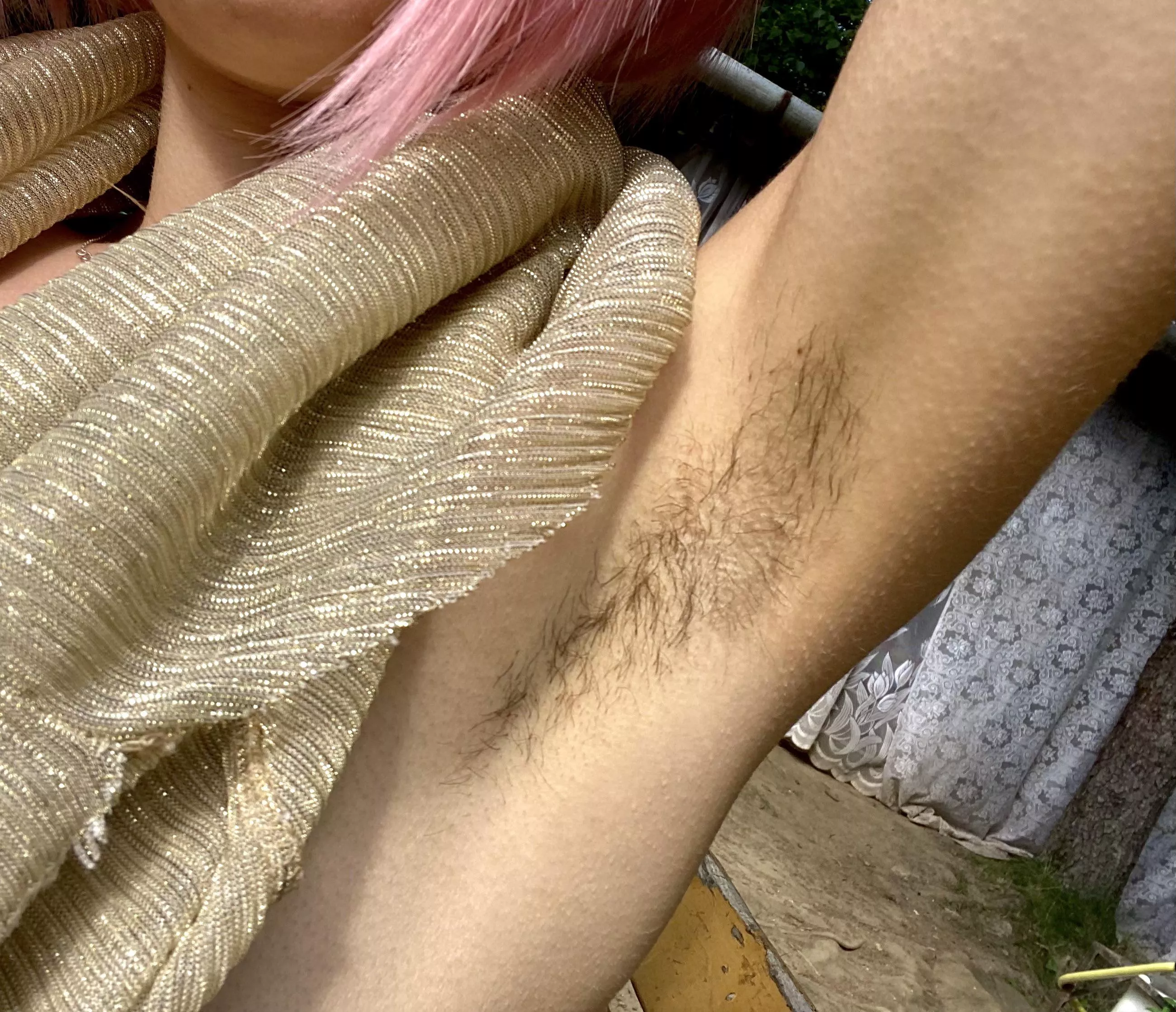 I usually shave my artpits every now and then, but I wanted to see a few weeks growth. Just for fun 😋