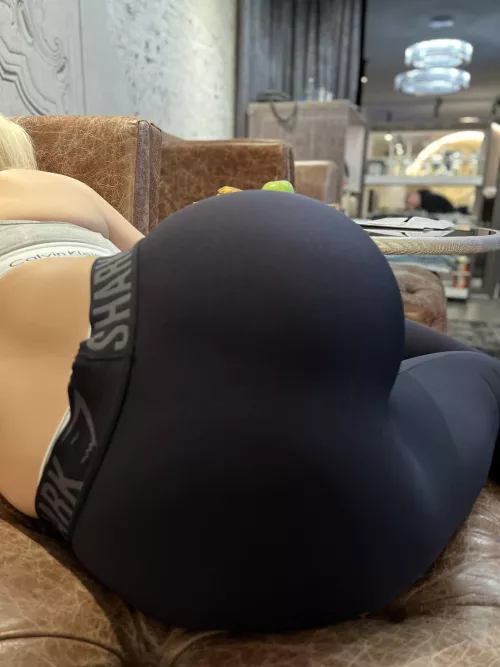 I wanna let one lucky Redditor enjoy my ass 🥵