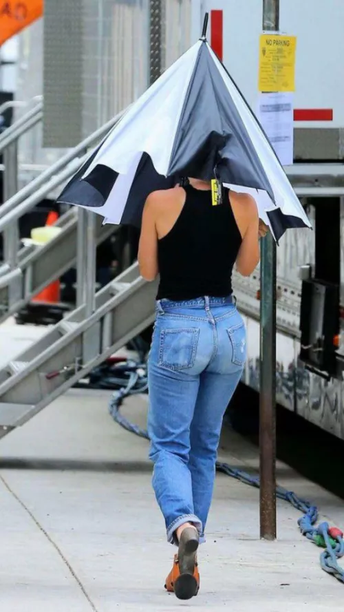 I wanna run up behind Scarlett Johansson on the street and give that fat ass a good spank