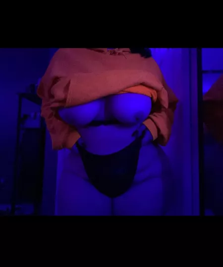 I wanna smush your head between my thighs🥰