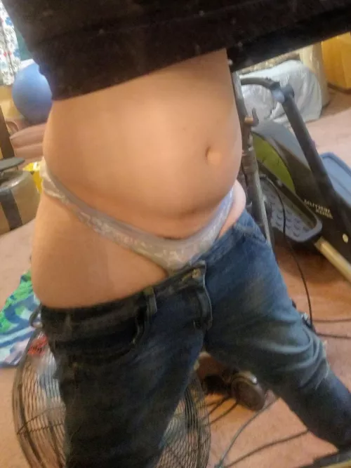 If any muscular black guys with large dongs would like to chat, I would love that 😏😍