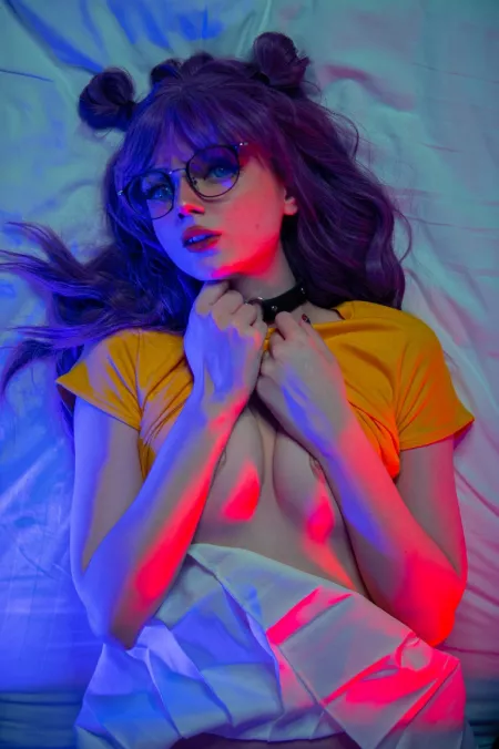 if I hold my hands like this it might seem like I have boobs