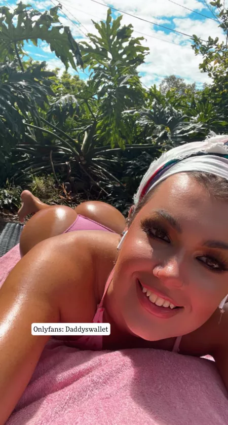 If u were my neighbour, would u help rub oil on my legs for me??🥺🥺