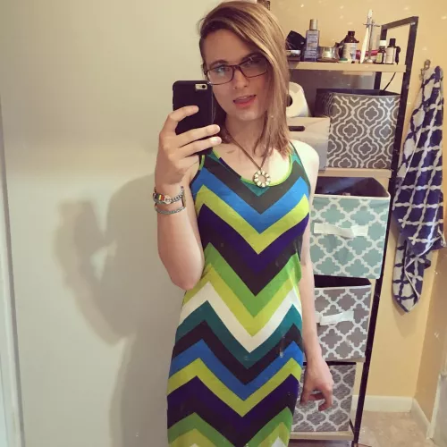 If you're gonna set out to buy a colorful dress, make sure it matches the colors of your eyes 👏