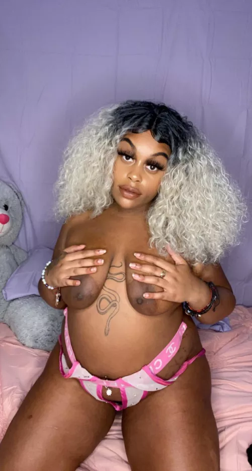 If you’re up late like me don’t be shy to say hi💋