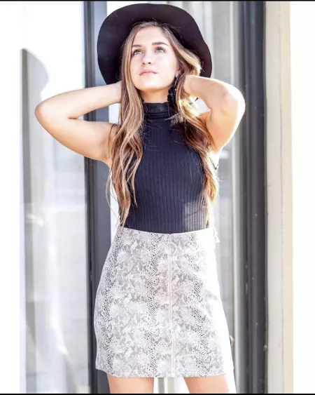 IG Chick that randomly popped into my feed. (sponsored)