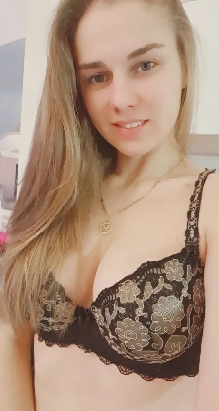 I'm a very sexy and hot girl🔥🍓. want to have sex with me now? Come in and get what you want.😍💥 link in comments