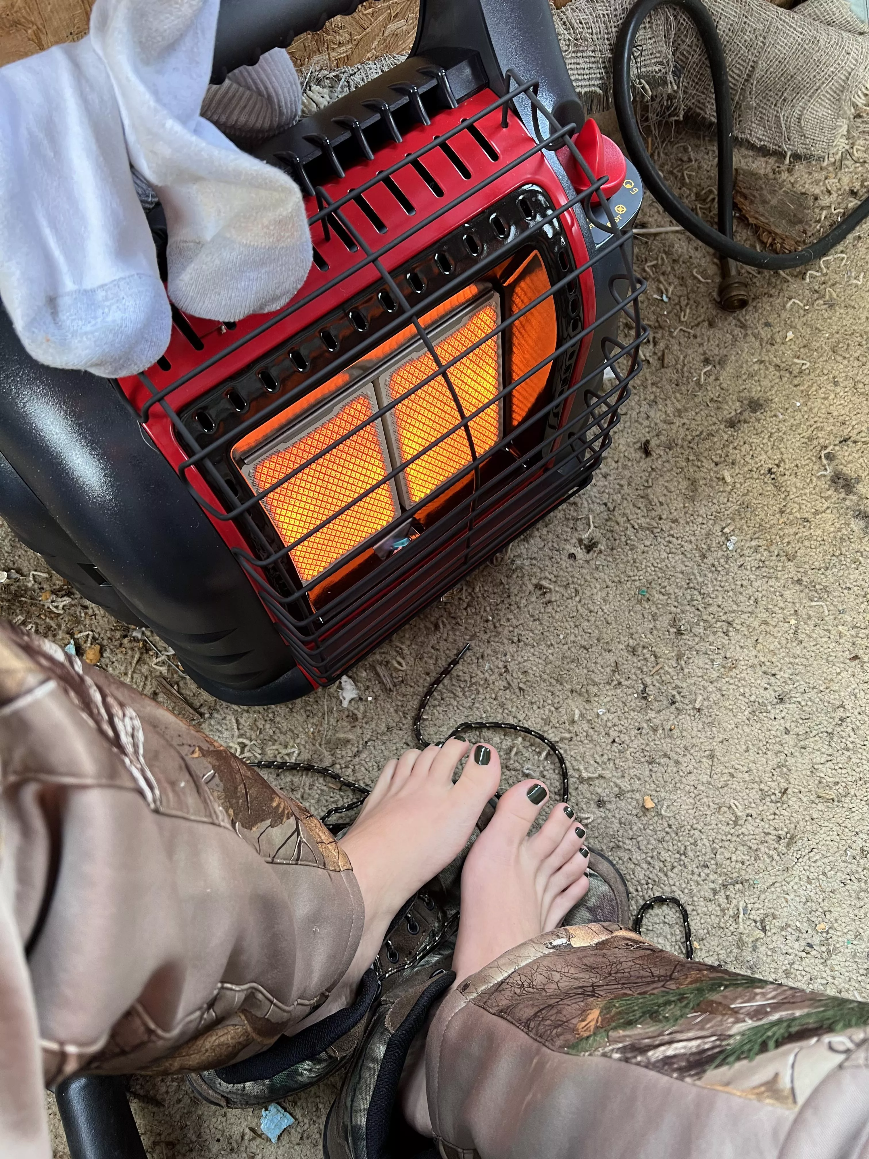 I’m currently sitting in the hunting shack, drying out my socks and warming up my cold, sweaty toes. Wanna assist? 🦌💥 I’m currently sitting in the hunting shack, drying out my socks and warming up my cold, sweaty toes. Wanna assist? 🦌💥