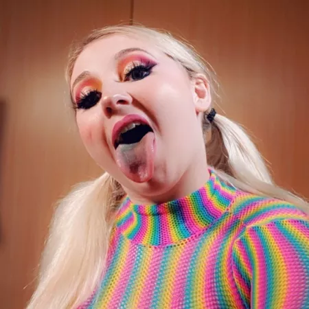 I'm ready for you to grab my pigtails and throat fuck me🤤