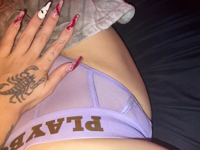 Imagine these pretty nails wrapped around your cock👅