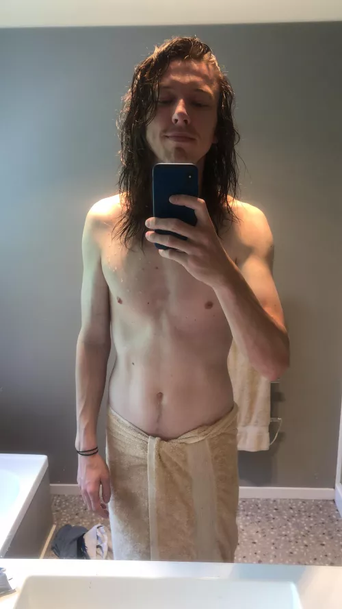 In desperate need of a haircut and some body confidence! Hope y’all having a good day 😘