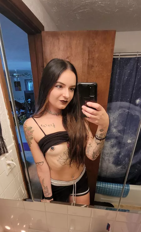 Is anyone in need of a little metalhead gf?🖤