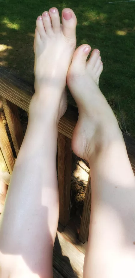 Is it okay if I rest my sweet feet in front of you? DM me or comment babe! 🤍