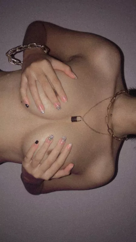 Is there anyone here who can relieve my hands?😘 Check comments for more of me!