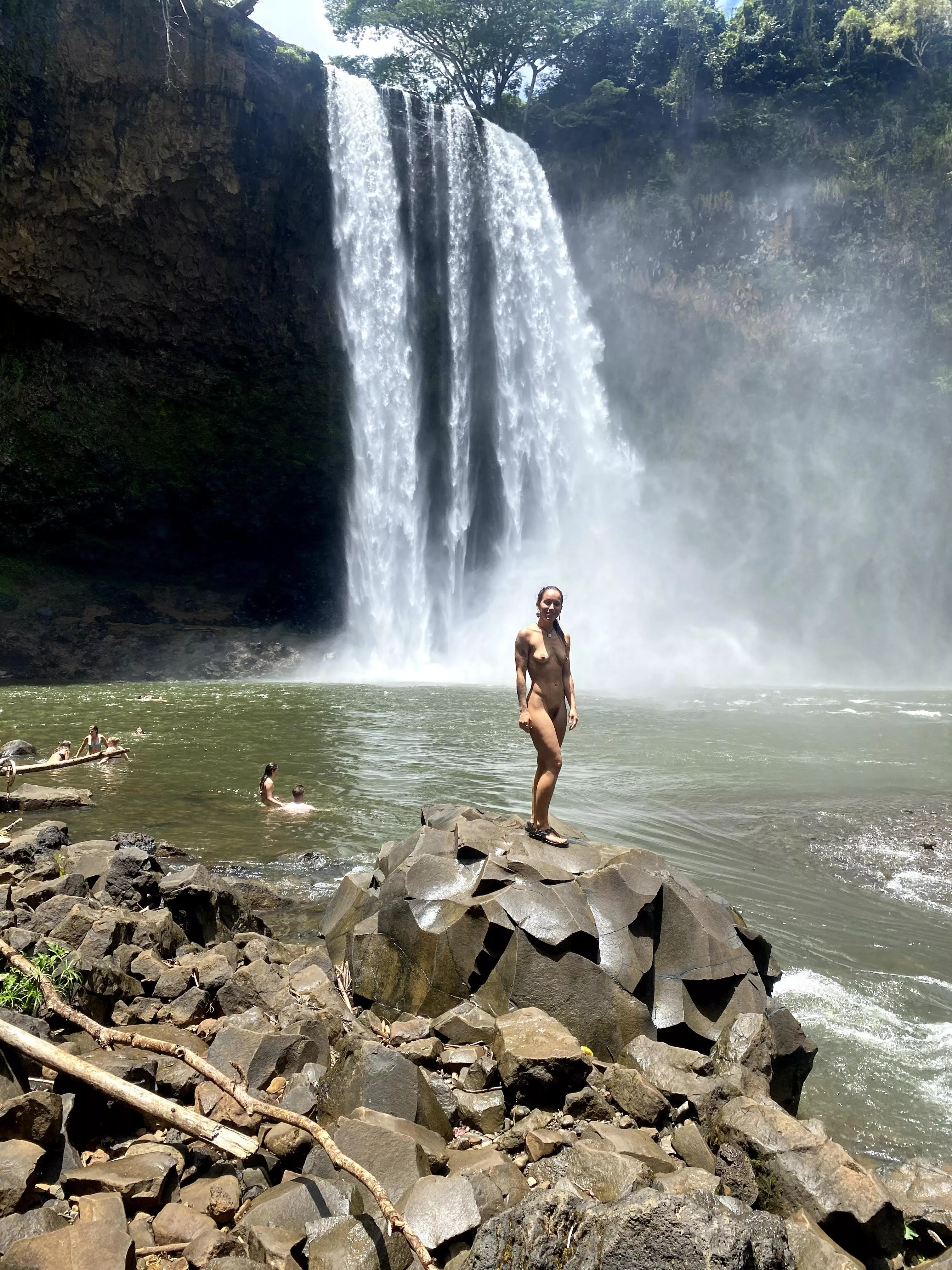 is this too many strangers to be naked in front of? asking for a friend.. 😉 [IMG]