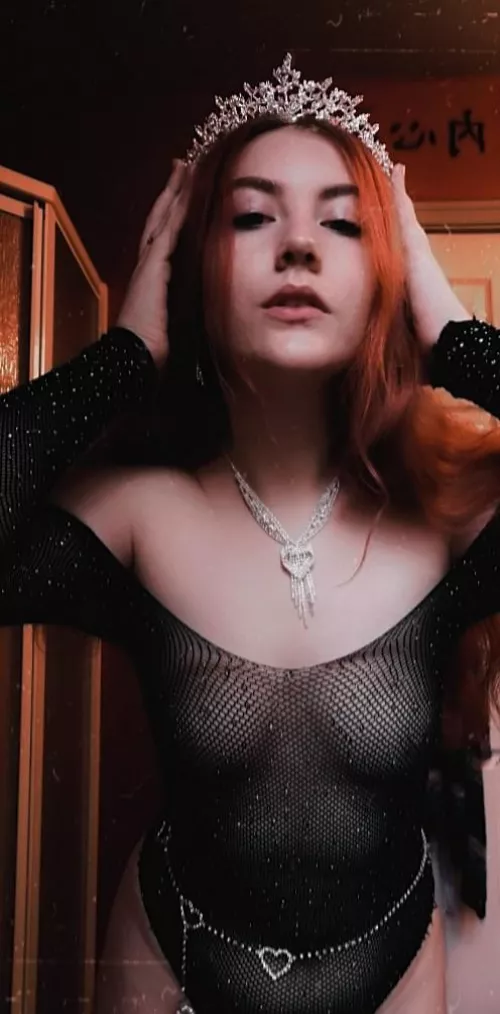 It's 40% off of my 5$ sub price right now ❣️ I'd hop in while you can 💎 those who sub and renew get my snapchat 💕 I'm a FIESTY little redhead who loves rhinestones and kinks link below