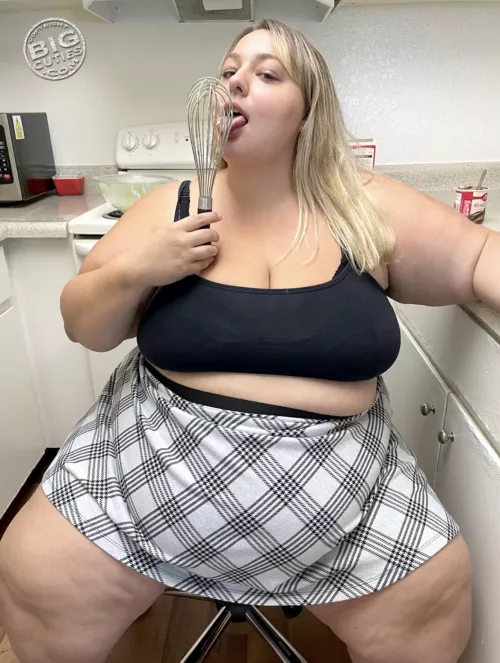 It’s been so long since I made my own cake; my arm was actually tired from mixing up the batter! I think I’ll stick to store bought from now on. ;) #cake #skirt #batter #fat #ssbbw #feedee (follow my backup, LisaLouSSBBW before I delete this account!