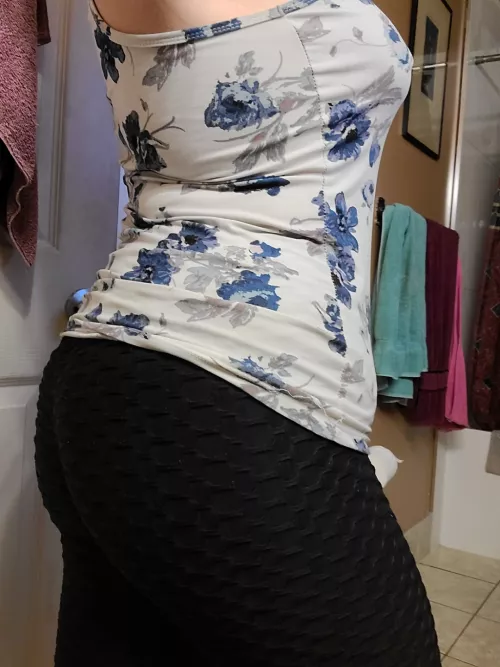 it's getting cold 🥶 get yourself a curvy girl 😋