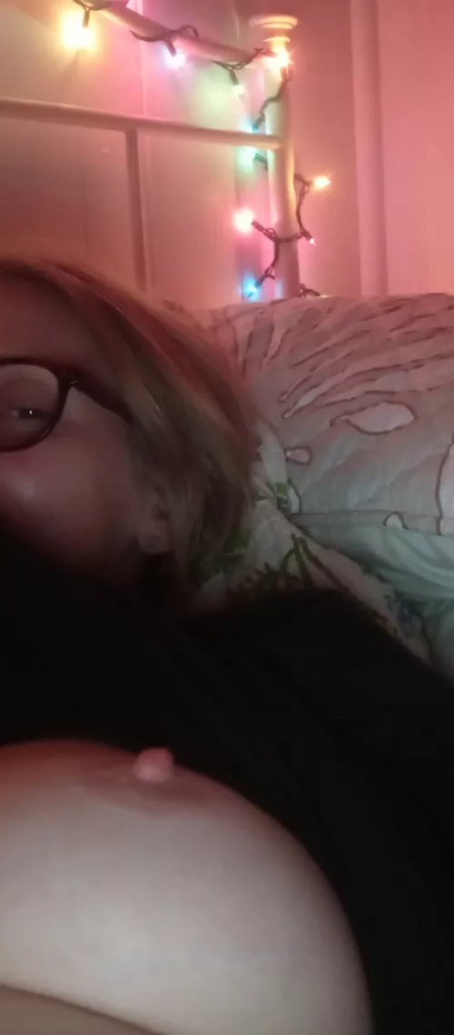 It's my cake day so here's my tit 🤍