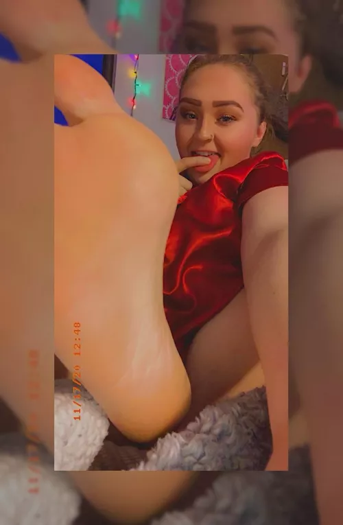 I’ve never had anyone do any type of foot play. :( I want it