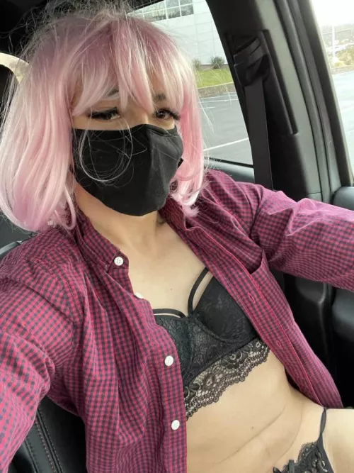 Jiji’s first time in public! Locked with a nice dildo inside her driving to work! 😘😏