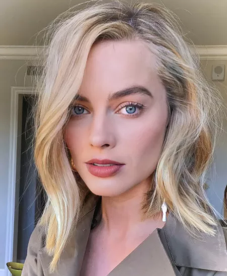 Joi as Margot Robbie