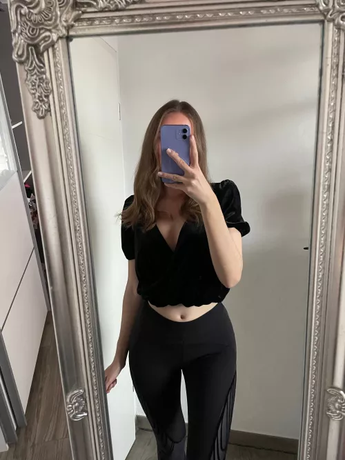 just a lonely innocent girl, looking for someone to have a lazy sunday together 🤭