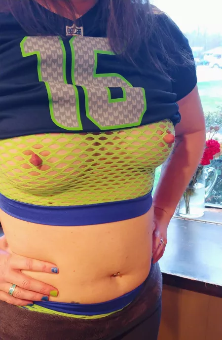 Just a Naughty 40+y/o Wi(F)e cheering on the team with Titties for Touchdowns 💚🏈💙 GO HAWKS 💙🏈💚