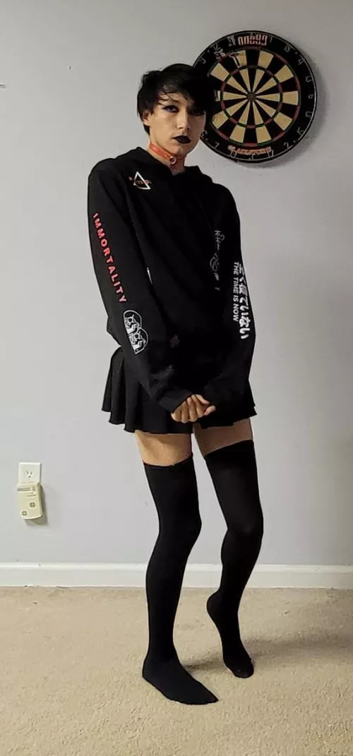 Just a shy goth femboy >.<