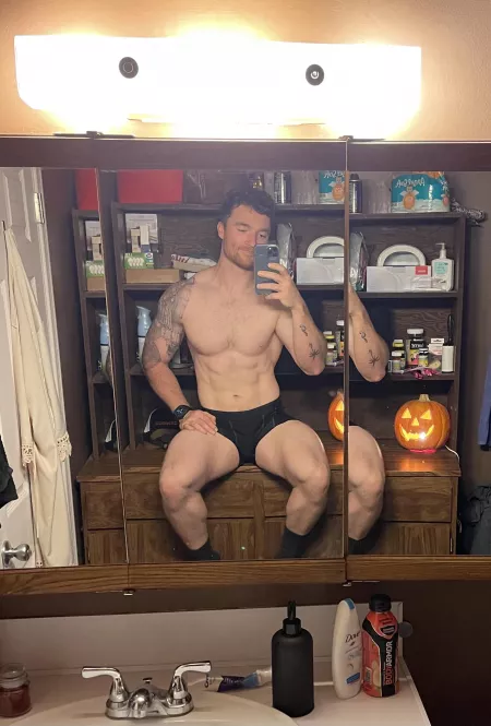 Just casually chilling in my bathroom don’t mind me