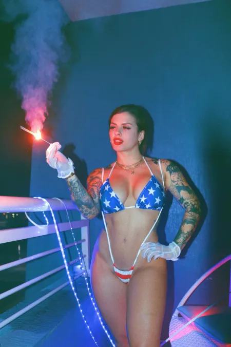 Just did a shoot where I fuck my ass with a bomb pop dildo for my website (which was pretty fat) it’s almost July 4th!! ALSO, just did a shoot with Daizah Morgan (octobooty) you heard it here first ~~