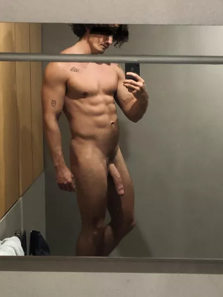 Just graduated 🎓✨ so… who wants to come and celebrate?