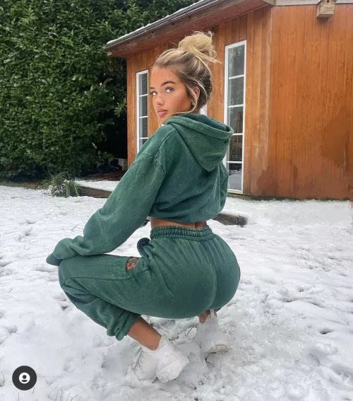 Just love the waw she presents her ass to us as a Xmas gift! 🤪