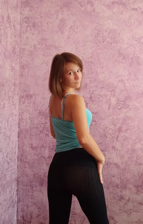 Just sitting on the floor in the lotus position and relaxing, you understand simple things ... you need to wash the floor under the closet, and that's where the hairpin rolled away.😅😂