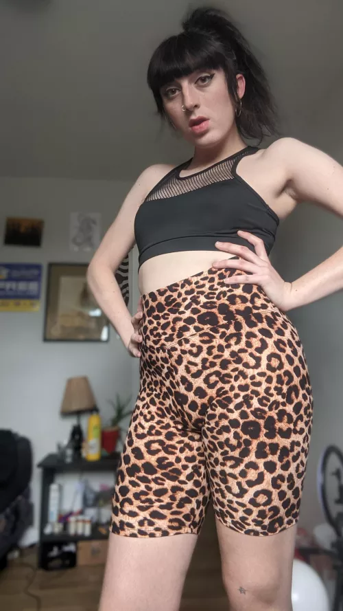 Just wanted to show off my new work out fit lol 💋😇🖤