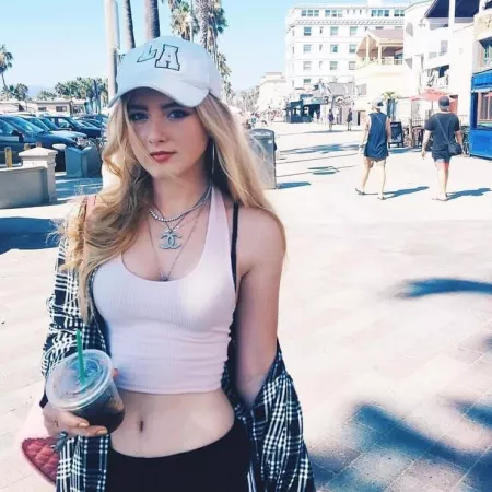 Kathryn Newton makes me so hard. Someone can help me cum for her?