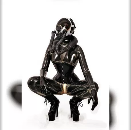 Latexvin’s first time with a gas mask