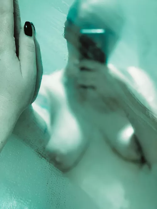 Lazy mornings and steamy showers 🖤