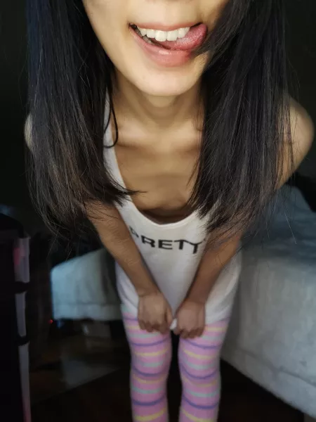 Leaning over towards the camera like I'd lean over to lick you up 💗