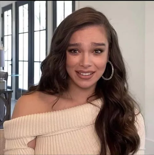 Let’s jerk off and moan for Hailee Steinfeld