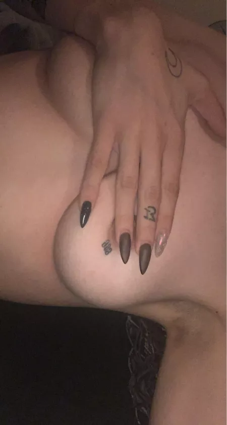 Lil hand bra action 😋