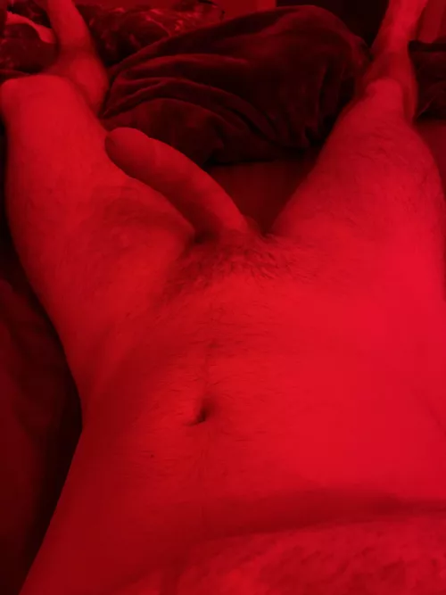 Listening to the rain outside makes me wanna fill someone up so bad 😩 wanna join? 😏 the red lights stay on 😈