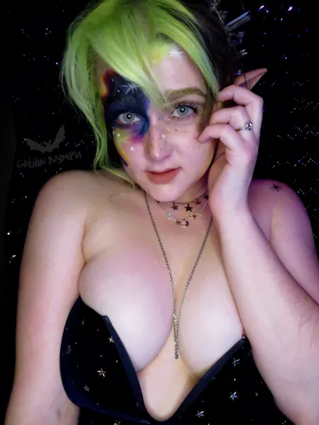 Little space nymph wants to bring you back to her home planet with her 🪐