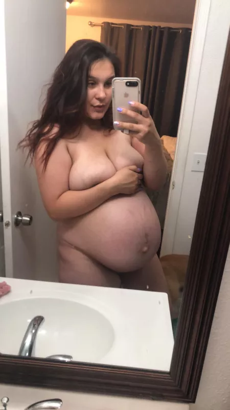 Little throwback for you guys, remember me? Pregnant again and can’t wait to get this big again, maybe bigger. Girl or boy? Add me and follow through the pregnancy with me!