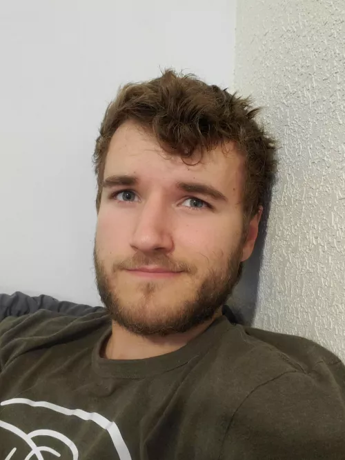 Lonely and bored if anyone wants to talk!